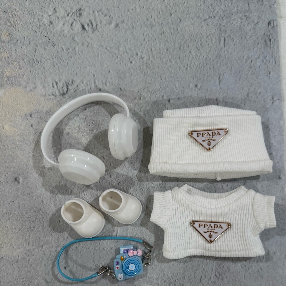 Labubu 5 piece outfit. Beanie top headphones camera shoes new
